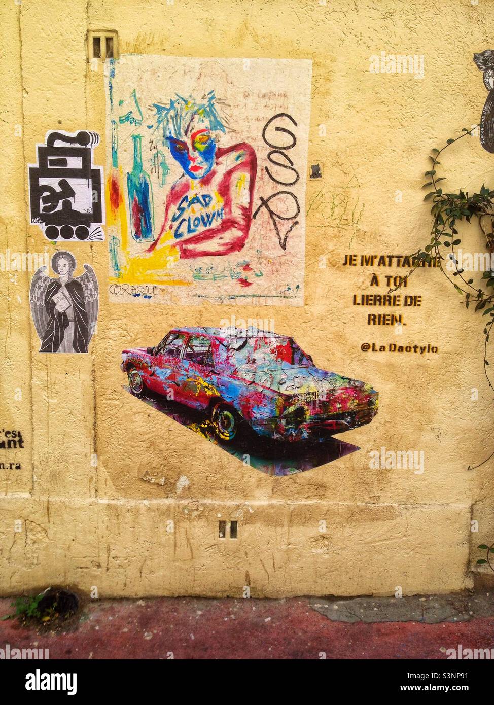 Kunstcollage an einer Wand in Montpellier. In Frankreich Stockfoto