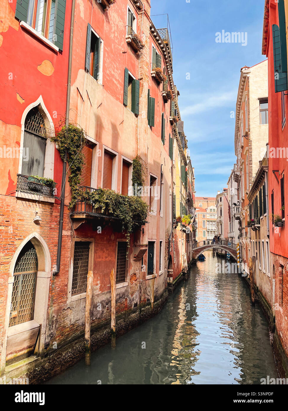 Stadtlandschaft in Venedig, Italien eines Kanals zwischen hellen Wohnhäusern, an einem sonnigen Wintertag. Stockfoto