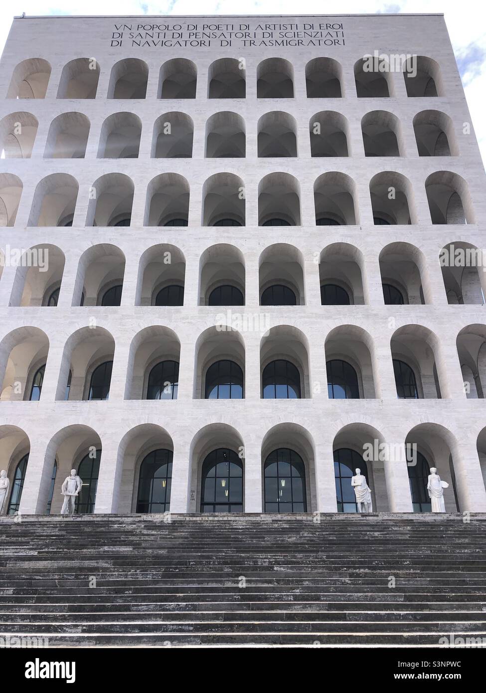 Palazzo della civilita aka Colosseo Quadrato in Rom Italien ein ikonisches Gebäude aus Mussolini-Ära, das 1937 fertiggestellt wurde - Smartphone-aufgenommenes Stockfoto