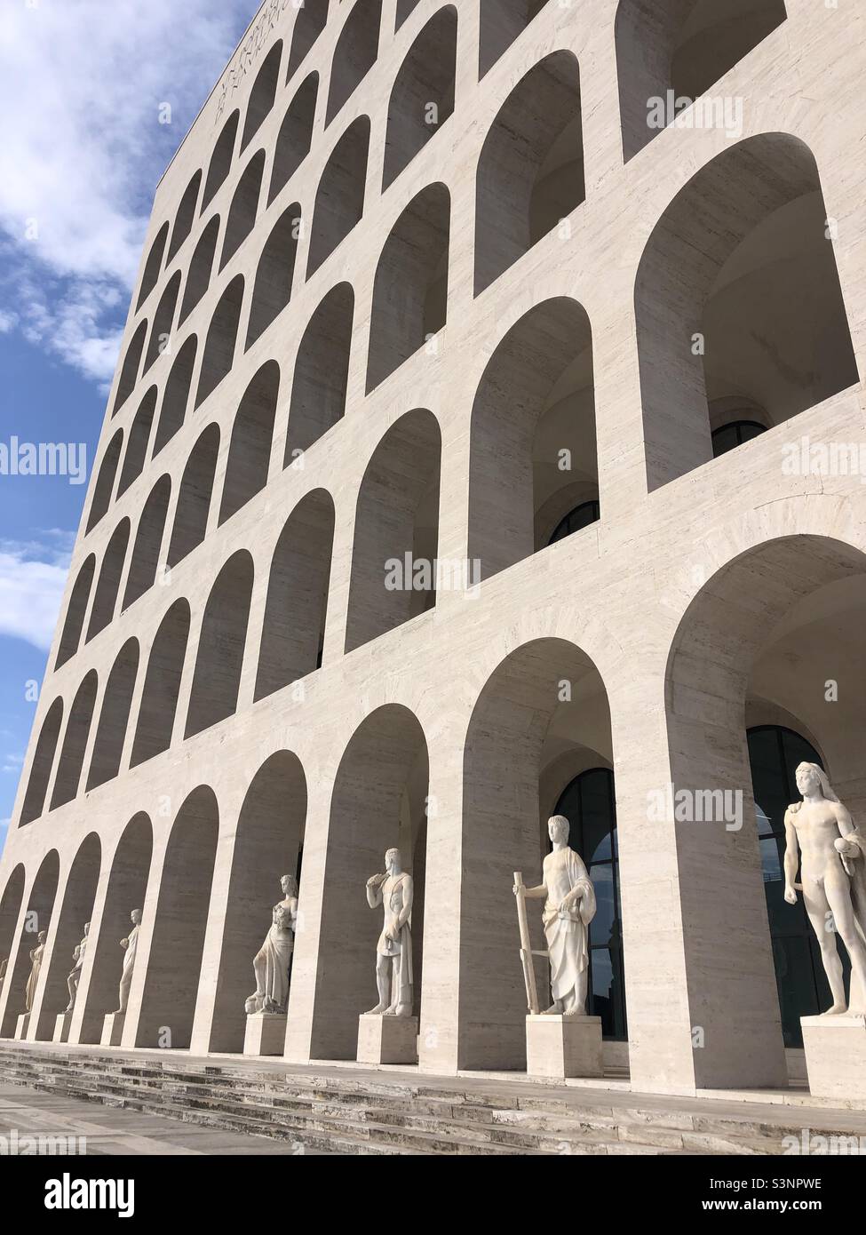 Palazzo della civilita aka Colosseo Quadrato in Rom Italien ein ikonisches Gebäude aus Mussolini-Ära, das 1937 fertiggestellt wurde - Smartphone-aufgenommenes Stockfoto
