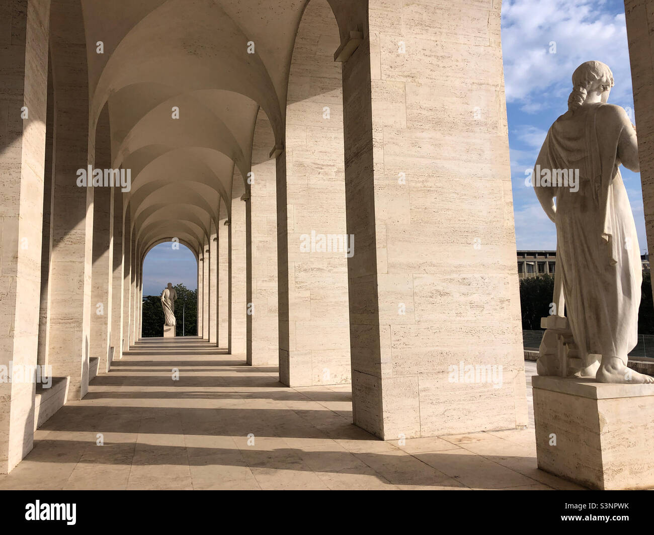 Palazzo della civilita aka Colosseo Quadrato in Rom Italien ein ikonisches Gebäude aus Mussolini-Ära, das 1937 fertiggestellt wurde - Smartphone-aufgenommenes Stockfoto