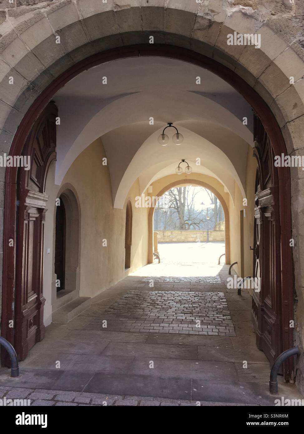 Mittelalterlicher Bogen und Durchgangsbogen - Smartphone-aufgenommenes Stockfoto