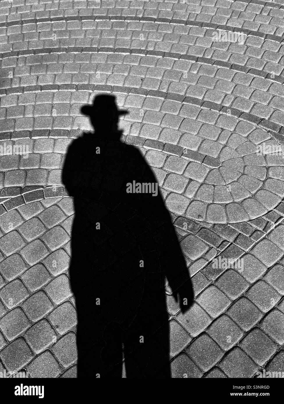 Der Mensch betrachtet ein Labyrinth - Smartphone-aufgenommenes Stockfoto