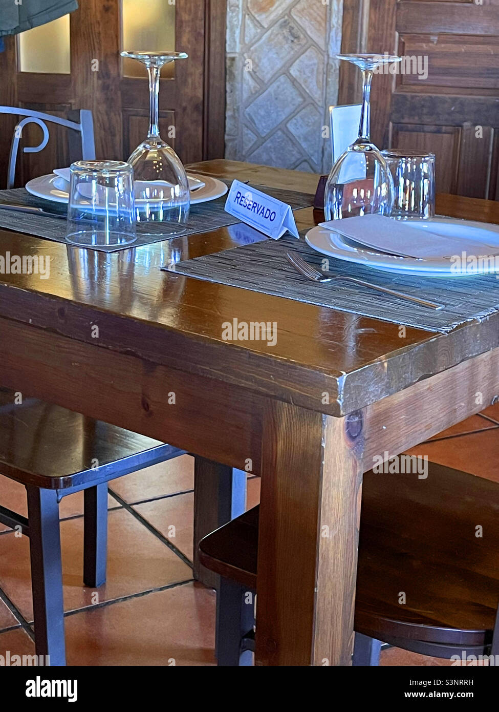 Tisch im Restaurant. - Smartphone-aufgenommenes Stockfoto