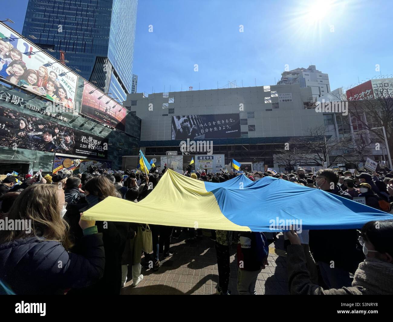 In Shibuya, Tokio, versammelten sich Menschen, um gegen die russische Invasion der Ukraine zu protestieren. 26/02/2022 Stockfoto