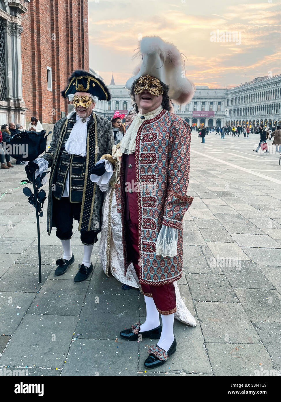 Männer lachen in historischen Kostümen auf der Piazza San Marco in Venedig während des Karnevals im Februar 2022. Stockfoto