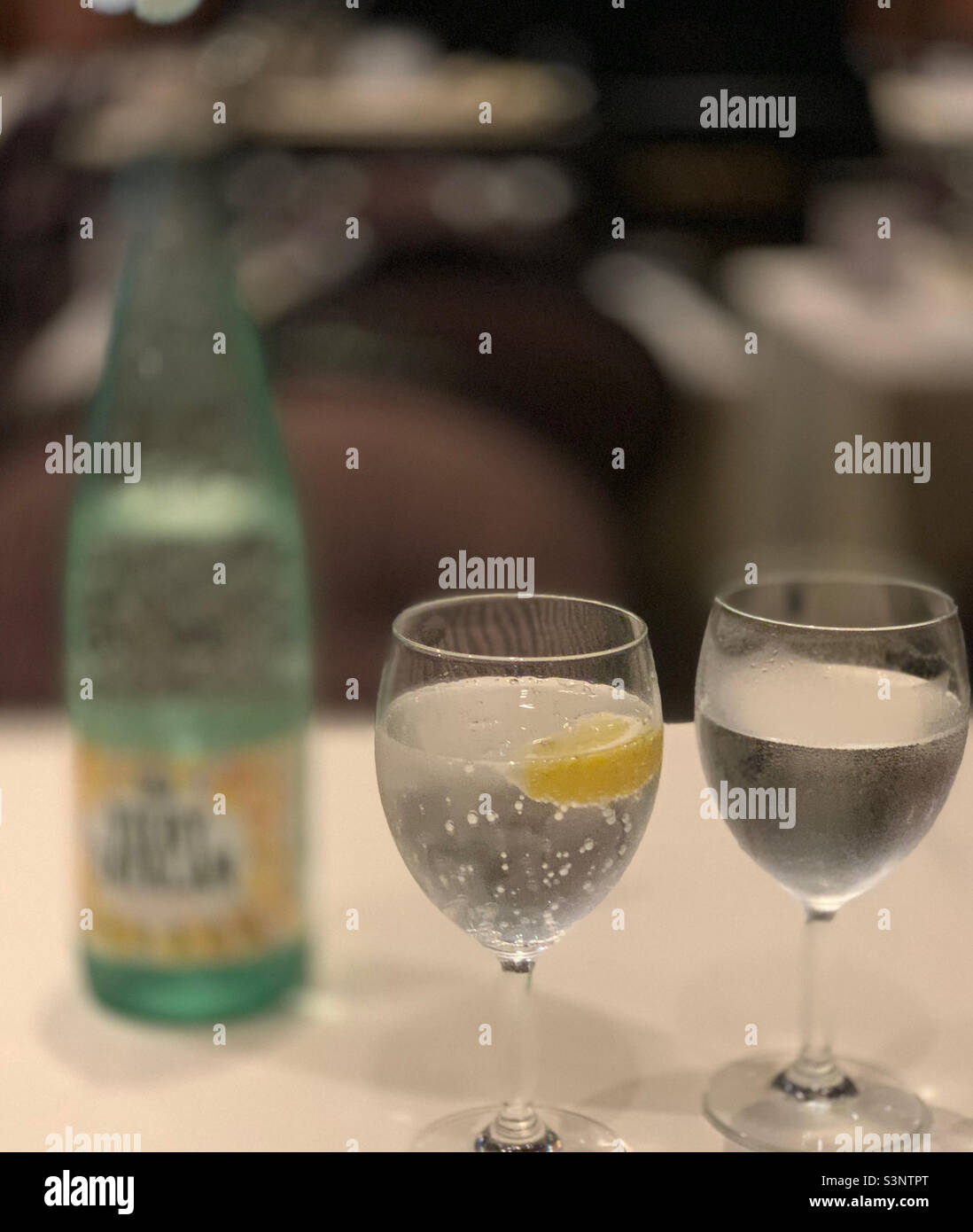 Januar, 2022, Gläser von funkelndem und stillem Wasser, Black Crab Restaurant, MSC Divina Kreuzschiff Stockfoto