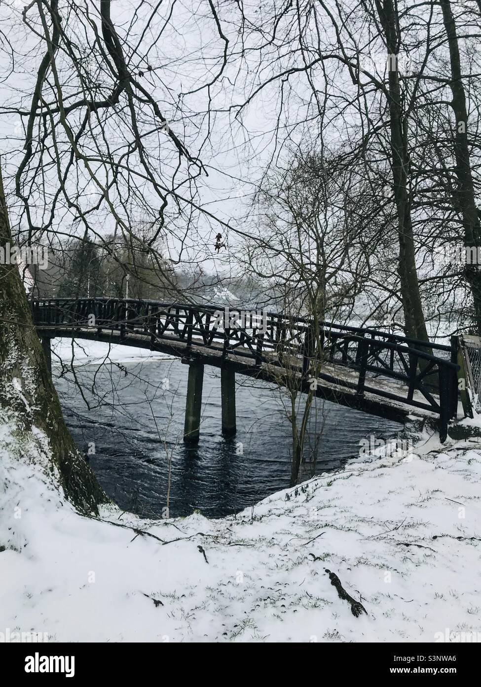 Brücke über den verschneiten und gefrorenen See Stockfoto