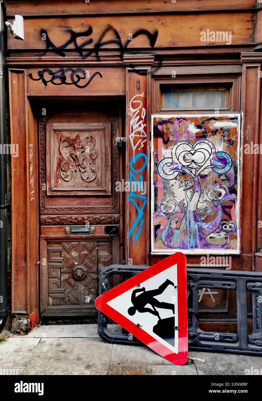 Graffiti im verlassenen Eingang London Stockfoto