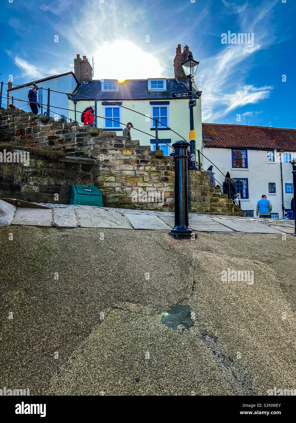 Menschen gehen auf den 199 Stufen der Church Lane in Whitby Stockfoto
