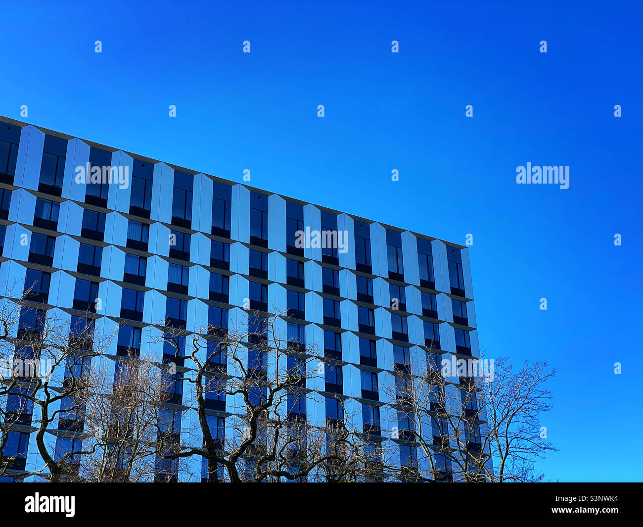 Bauen gegen blauen Himmel in Hamburg Stockfoto
