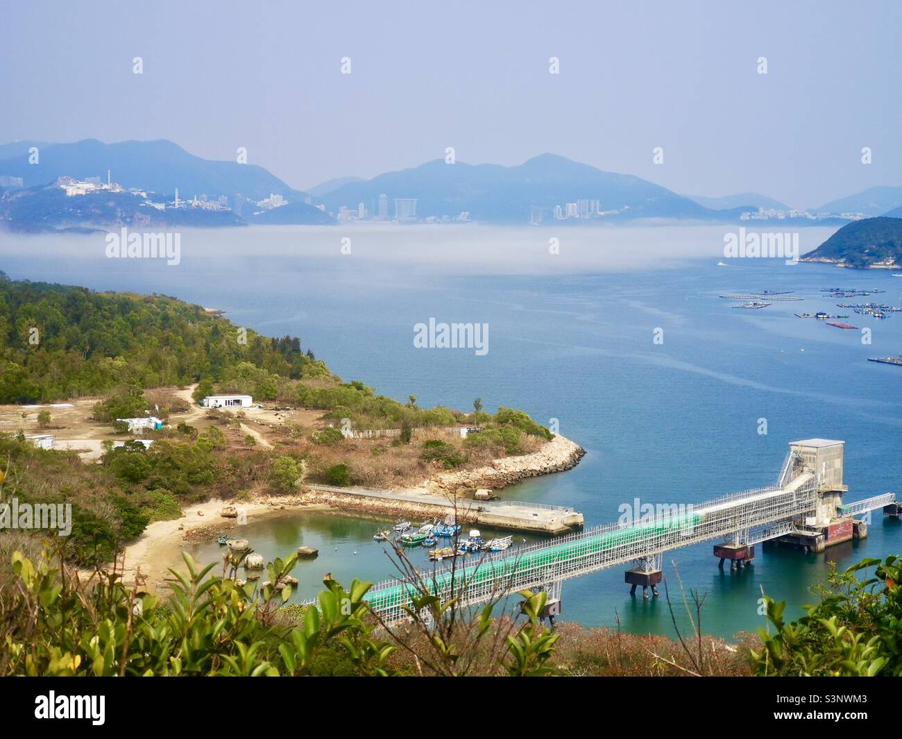 Ein Blick auf den östlichen Lamma-Kanal von der Lamma-Insel in Hongkong aus gesehen. Stockfoto