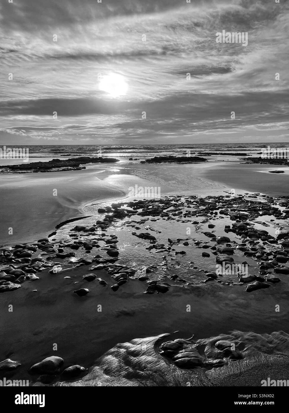 Glamorgan Heritage Coast Beach in der Nähe von Southerndown, bei Sonnenuntergang, Februar. Stockfoto