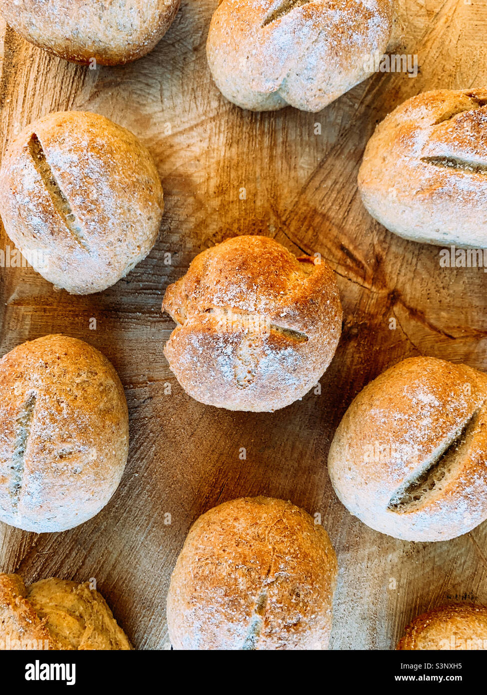 Hausgemachte Brötchen mit Bio-Khorasan-Boden - Smartphone-aufgenommenes Stockfoto