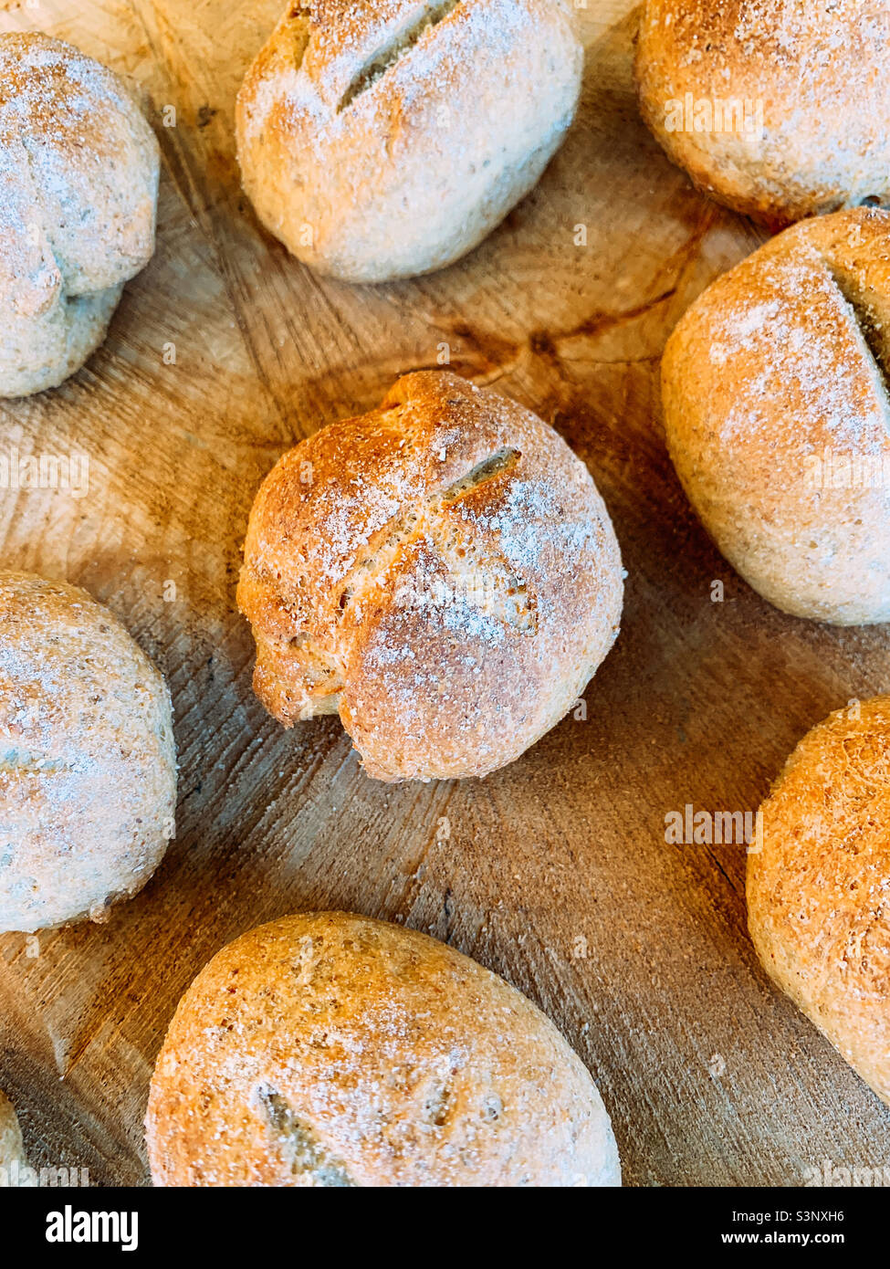 Hausgemachte Brötchen mit Khorasan Bio-Boden - Smartphone-aufgenommenes Stockfoto