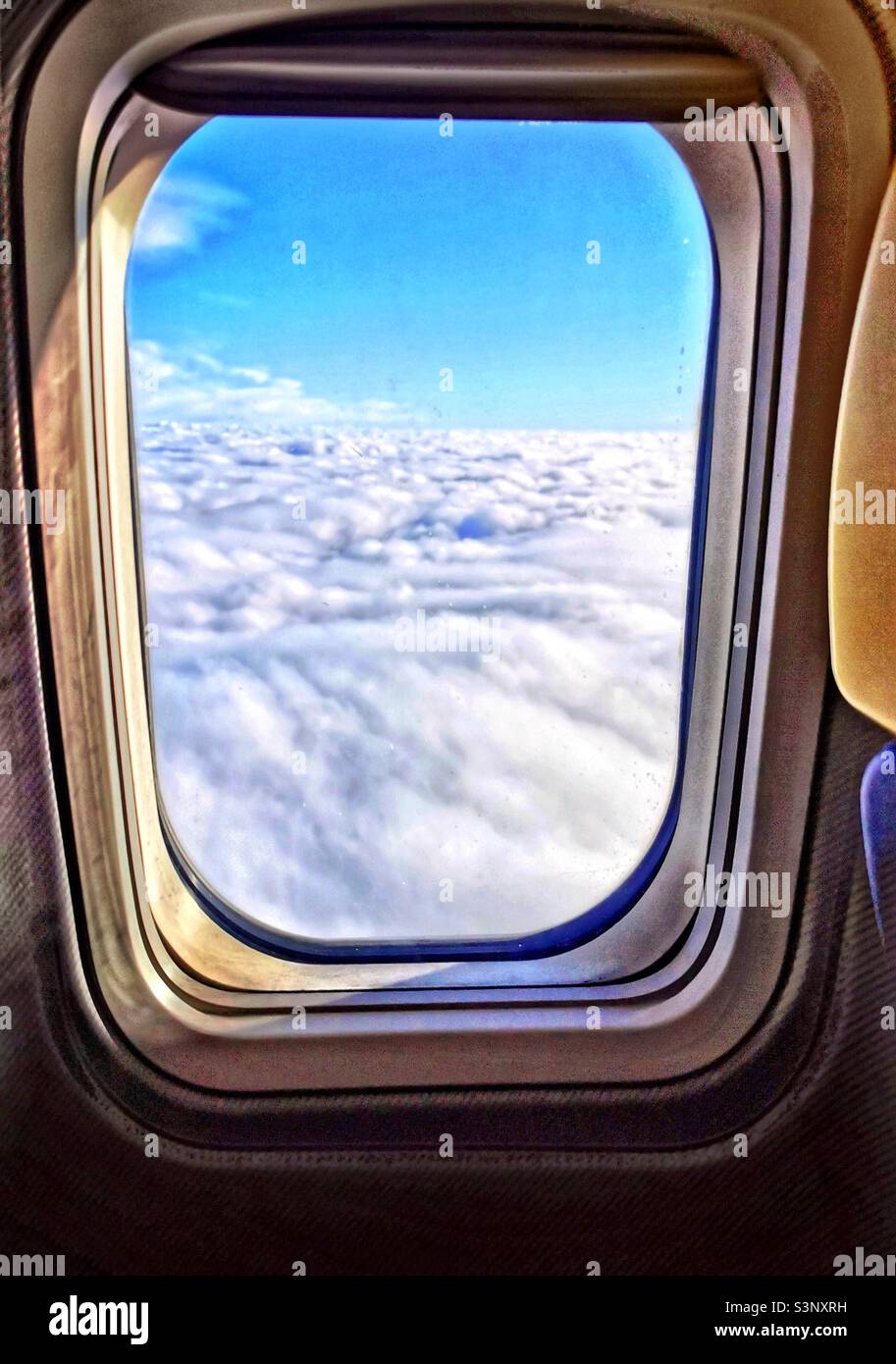Blick vom Flugzeugfenster auf die Wolken Stockfoto