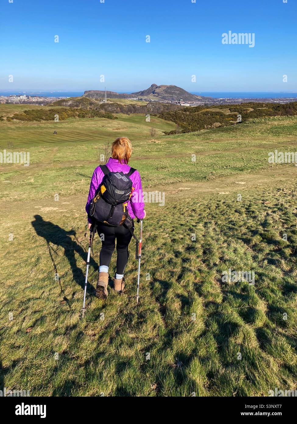 Walker auf den Braid Hills mit Blick auf Arthur’s Seat, Edinburgh - Smartphone-aufgenommenes Stockfoto