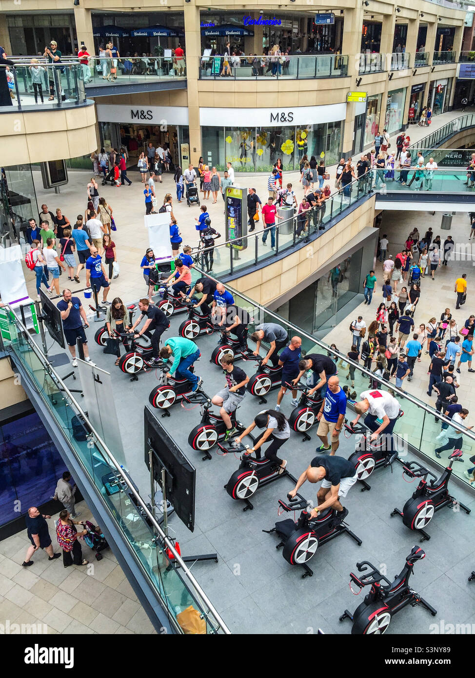 Rad- und Spinning-Klasse im Trinity Einkaufszentrum im Stadtzentrum von Leeds Stockfoto