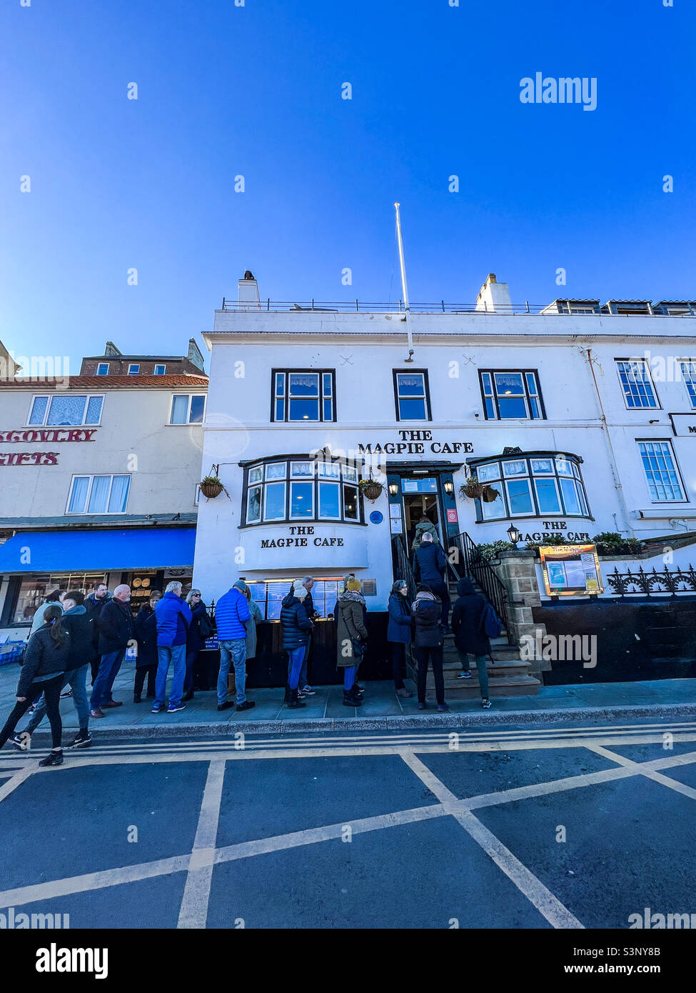 Lange Schlangen vor dem Fish and Chip Shop im Magpie Cafe in Whitby Stockfoto