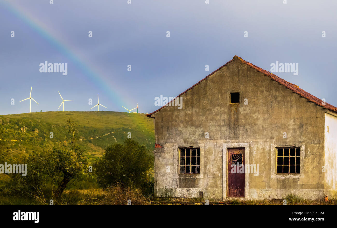 Am Ende des Regenbogens steht ein verlassenes und verfallendes Häuschen in Zentralportugal - Smartphone-aufgenommenes Stockfoto