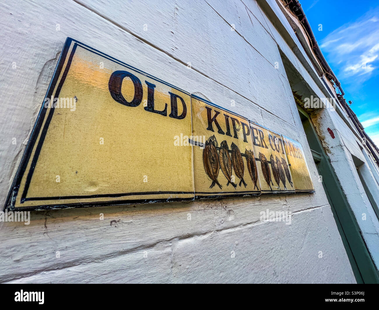 Old Kipper Cottage Schild auf Whitby Cottage Stockfoto