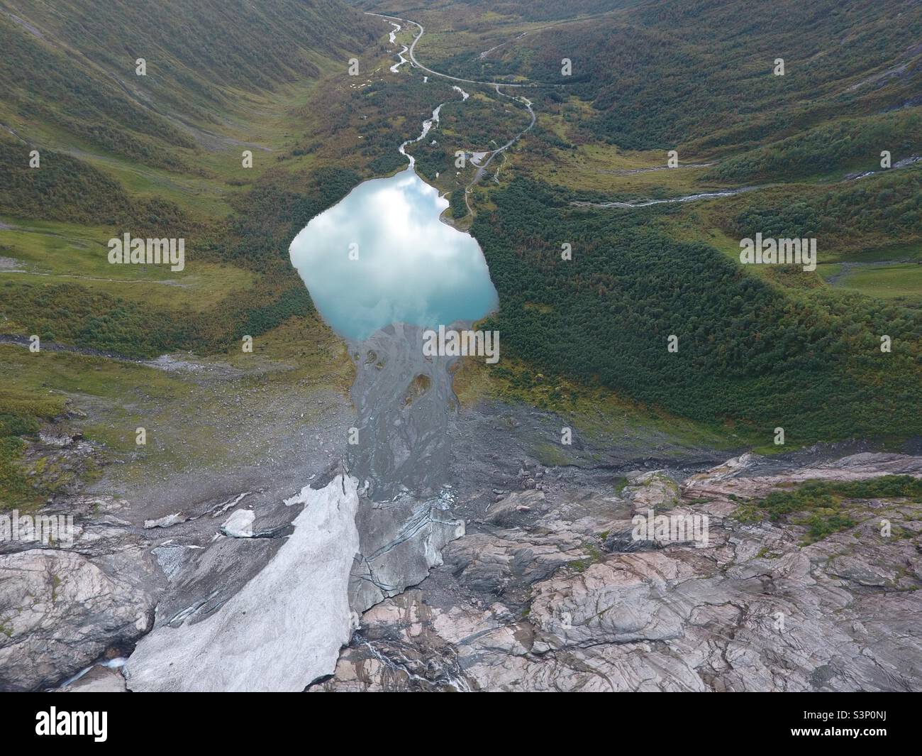 Blauer See neben einem Gletscher, Norwegen Stockfoto