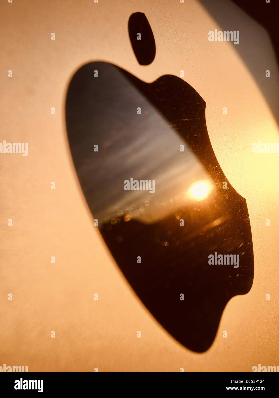 Apple-Logo auf iMac mit Spiegelung der untergehenden Sonne Stockfoto
