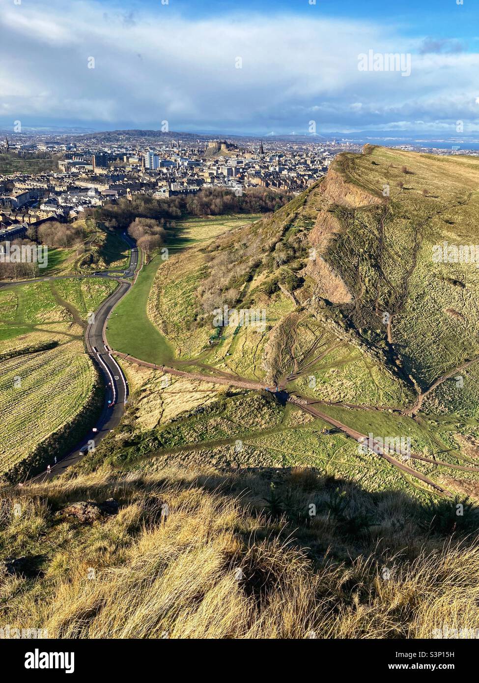 Blick über die Salisbury Crags des Stadtzentrums von Edinburgh von den Hängen von Arthur’s Seat, Holyrood Park, Edinburgh - Smartphone-aufgenommenes Stockfoto