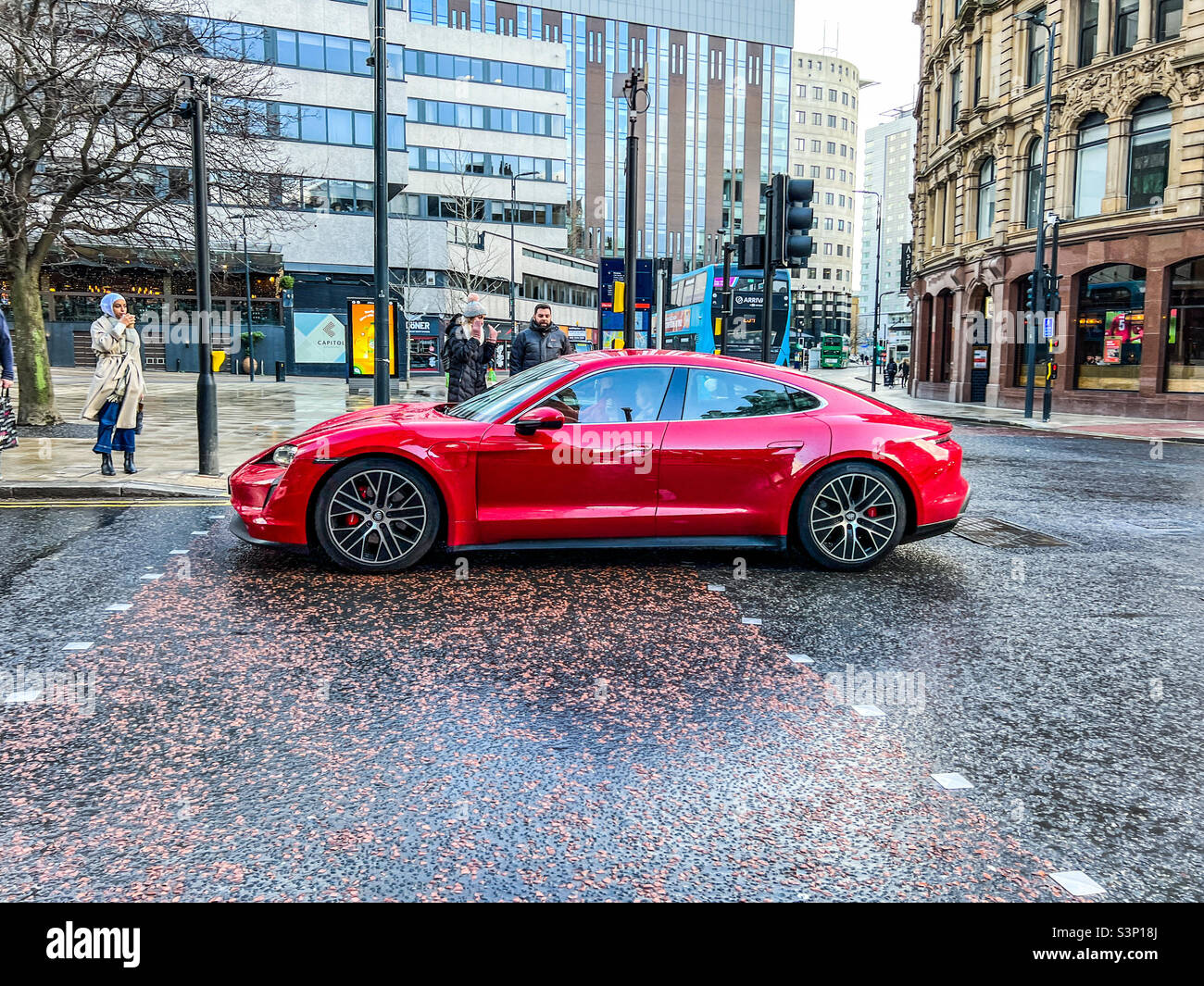 Roter Porsche Taycan Elektrosportwagen im Stadtzentrum von Leeds Stockfoto