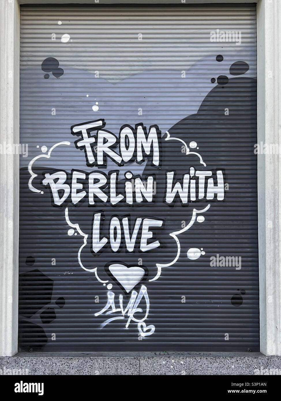 Aus Berlin mit Liebeseinschrift auf Jalousien eines geschlossenen Shops in Mitte, Berlin, Deutschland Stockfoto