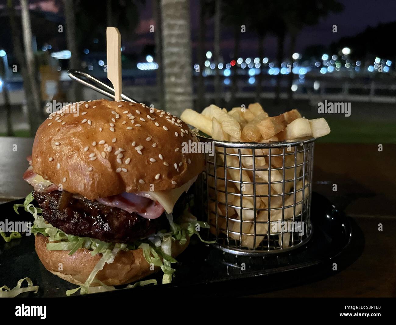 Hamburger mit Speck und Käse und Pommes frites Stockfoto
