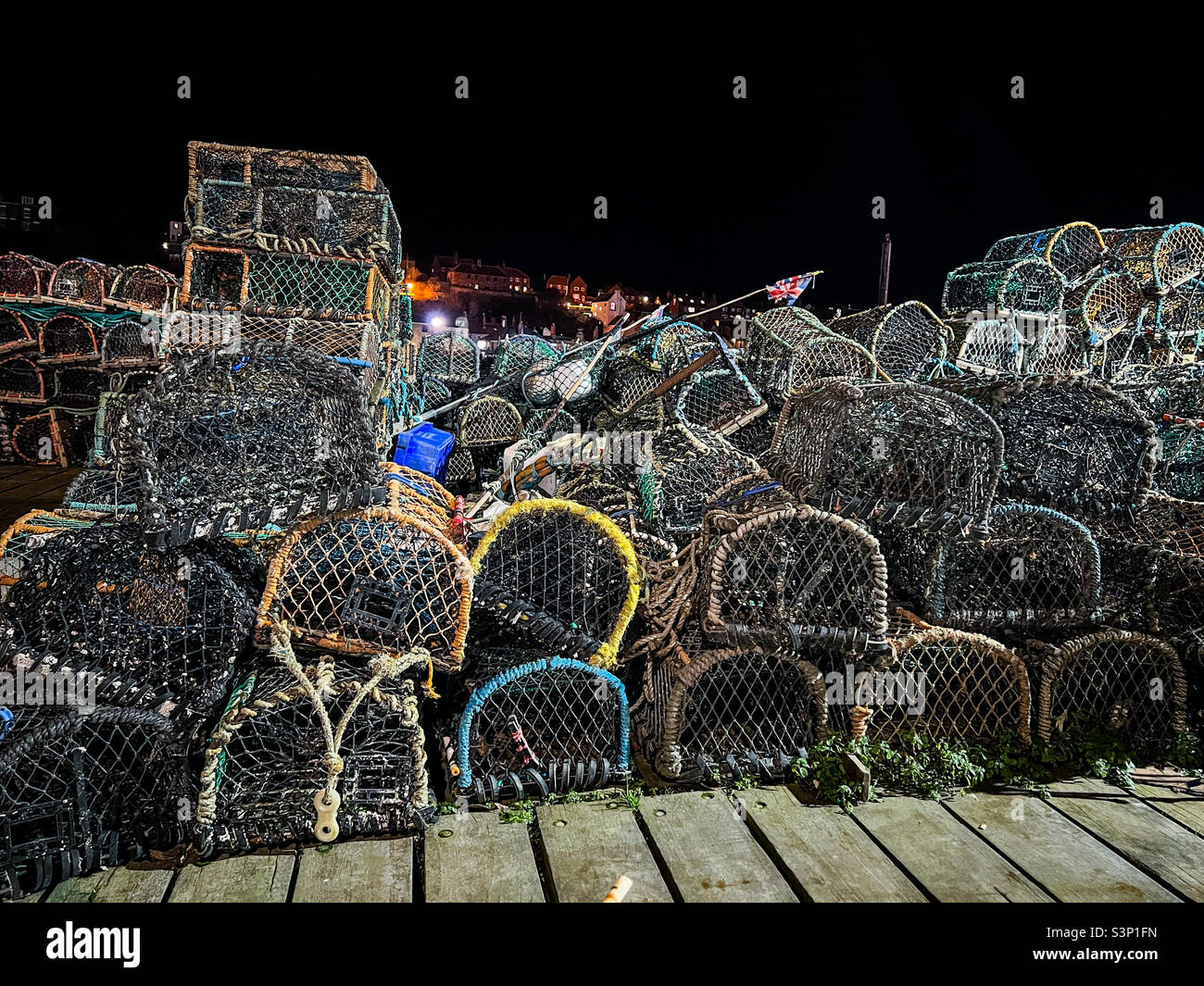 Viele Hummertöpfe stapelten sich am Hafen von Whitby in North Yorkshire Stockfoto