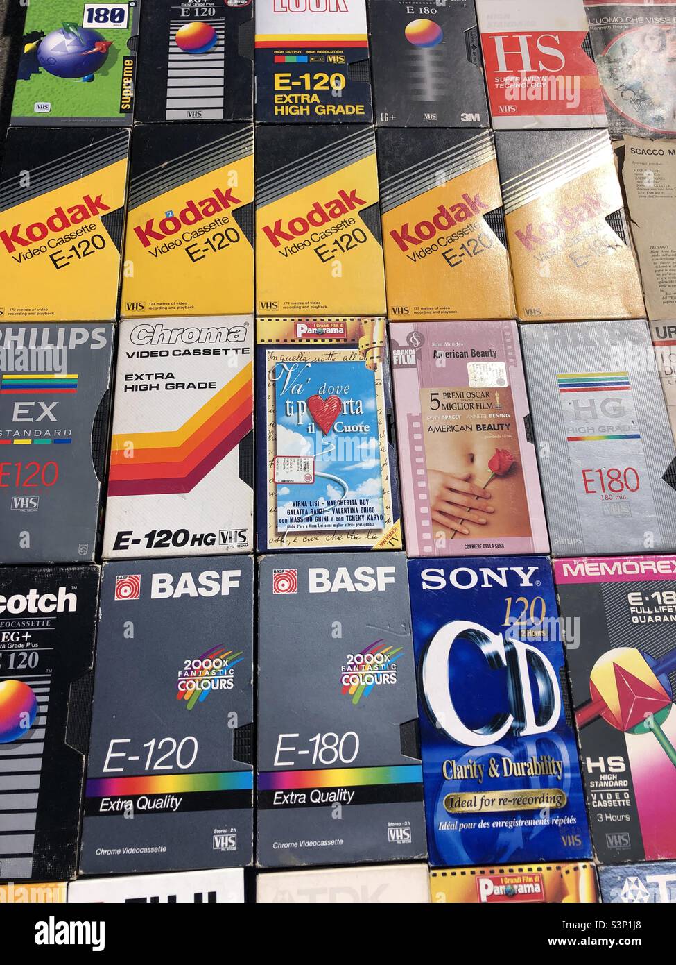 Alte VHS-Bänder auf einem Straßenmarkt Stockfoto