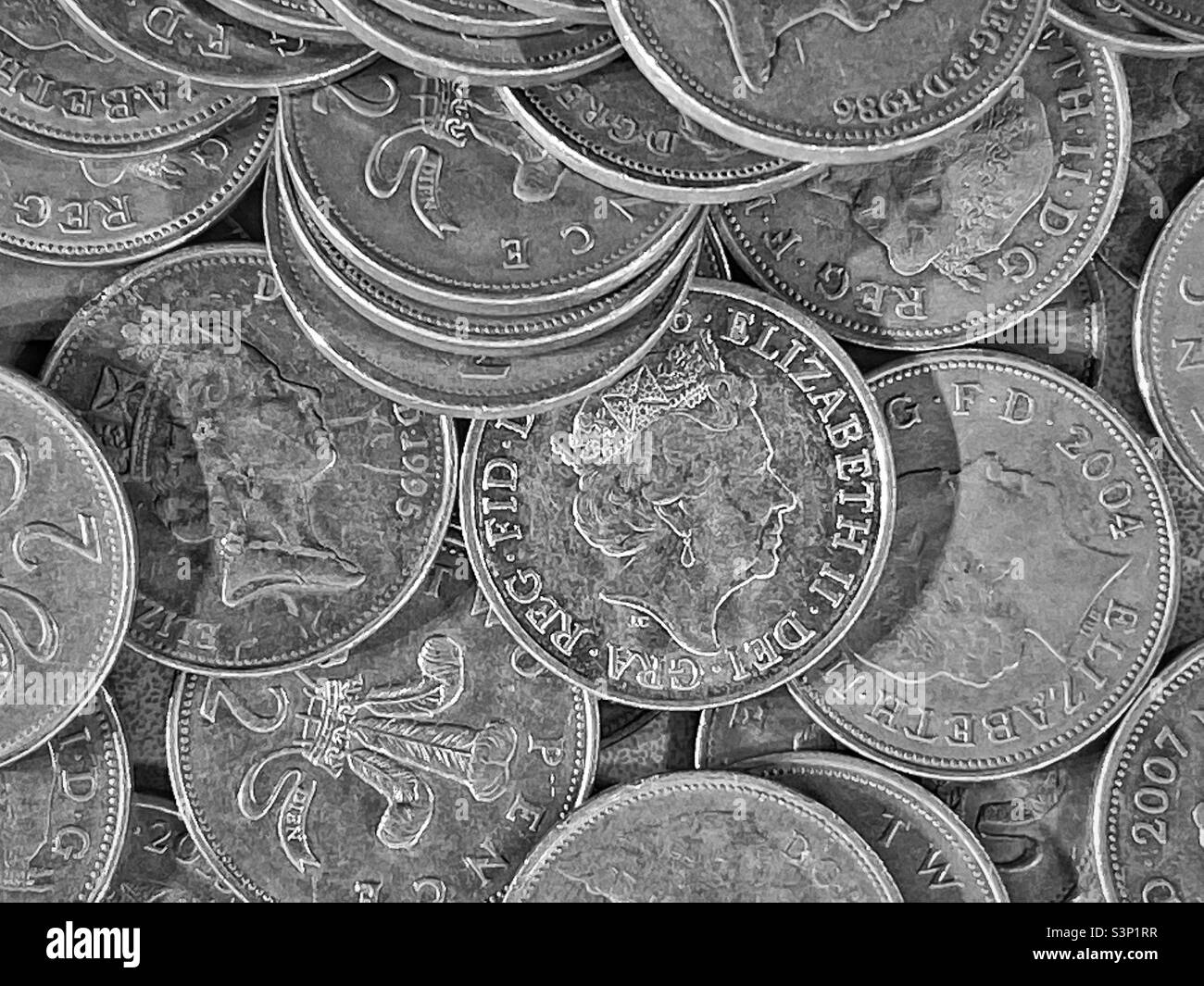 Auf der Überdachung (Flachlage) einer Sammlung britischer 2p-Münzen. Es wird geschätzt, dass alle aktuellen 2p Münzen, die im Umlauf sind, einen Wert von £131 Millionen haben. Queen Elizabeth II & Prince of Wales Feathers. - Smartphone-aufgenommenes Stockfoto