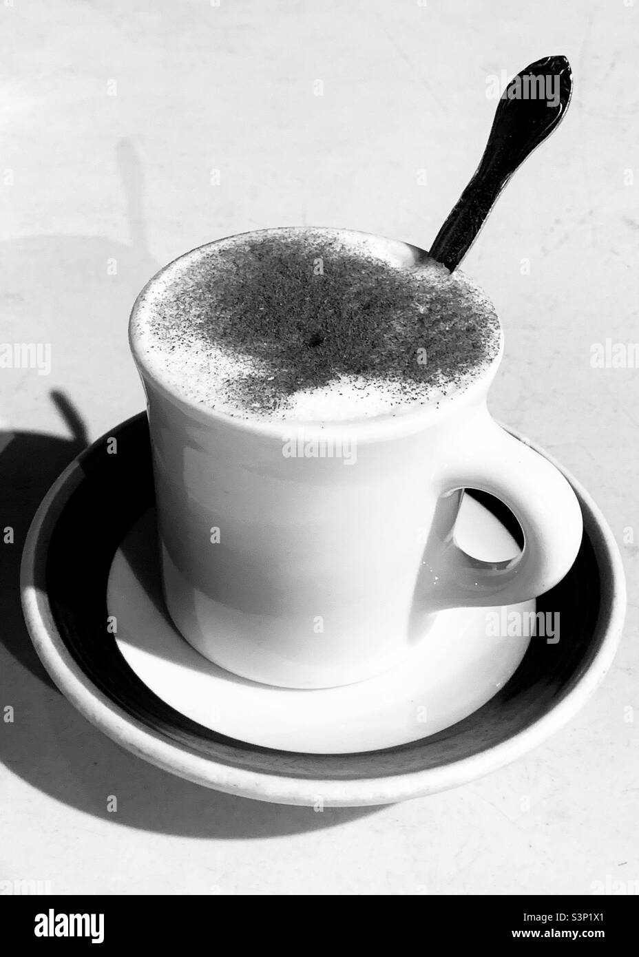 Cappuccino mit heißem Kaffee in Schwarz und Weiß Stockfoto