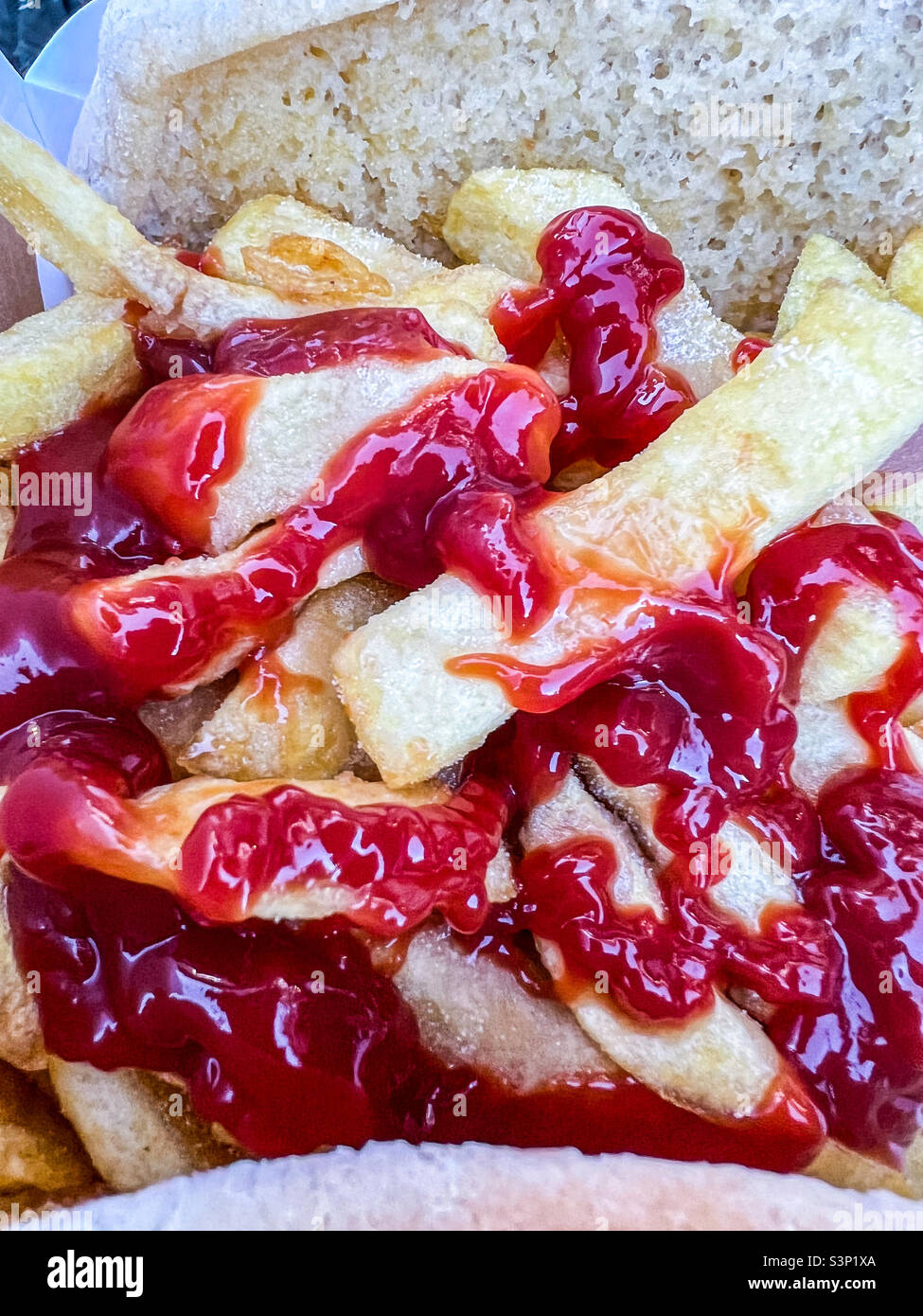 Chip butty mit Ketchup Stockfoto