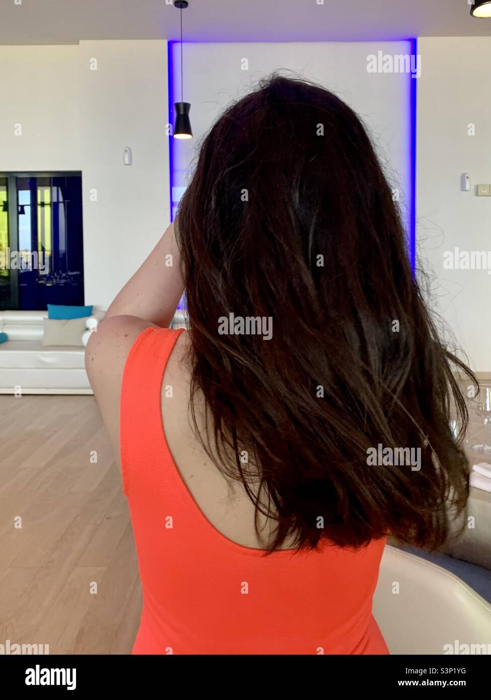 Frau mit der Hand auf dem Kopf von hinten gesehen. Sorgt Frau, nachdenklich, Verzweiflung, Unsicherheit. Das Alte Havanna, Havanna, Kuba - Smartphone-aufgenommenes Stockfoto