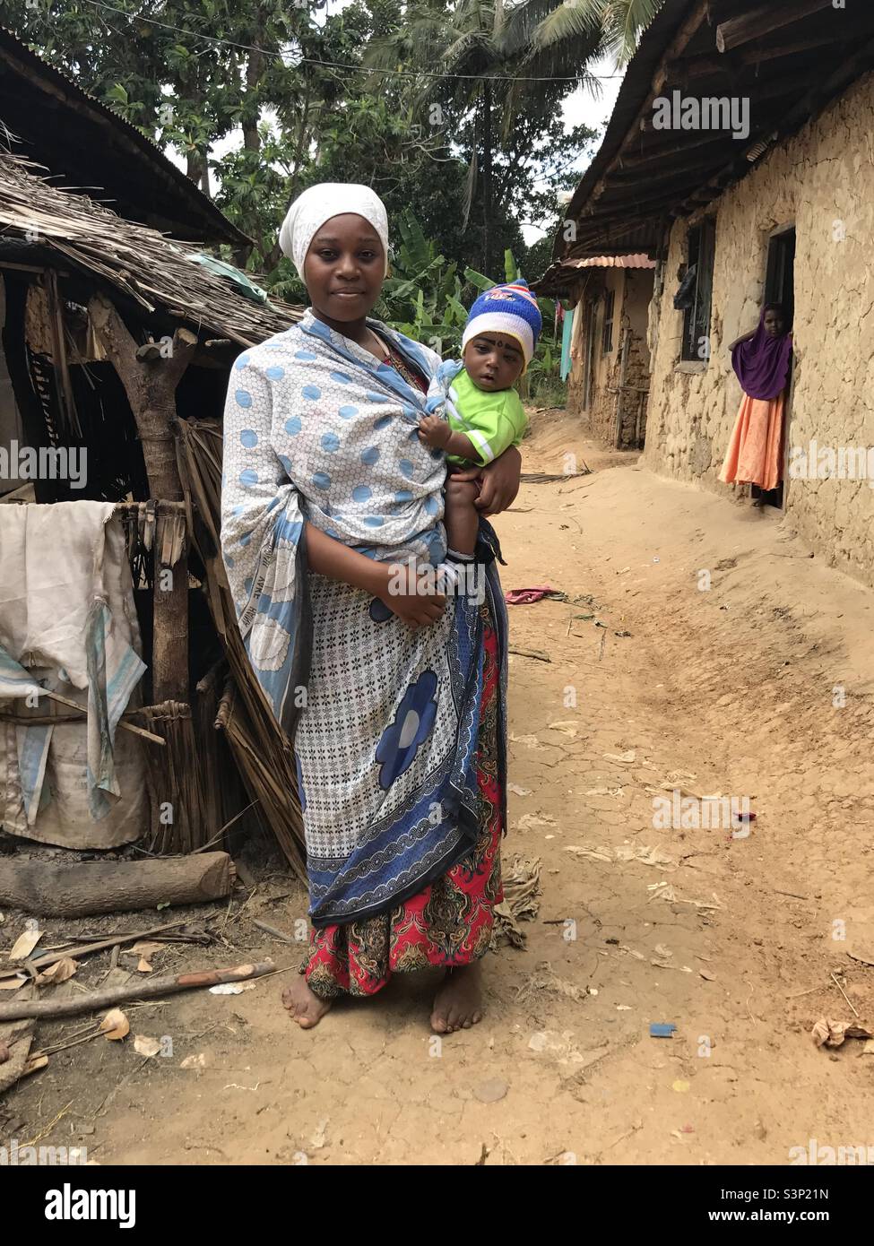 Eine Einheimische aus Pemba, Sansibar, Tansania - Smartphone-aufgenommenes Stockfoto
