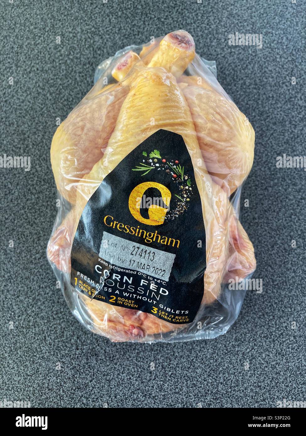 Gressingham Mais gefüttert Poussin Frühlingshuhn - Smartphone-aufgenommenes Stockfoto