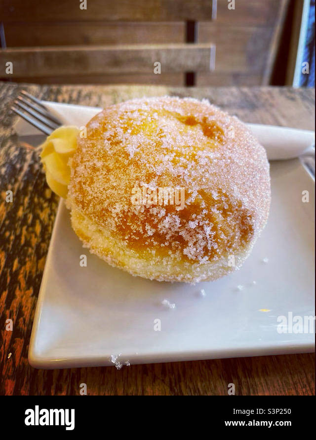 Pudding Donut auf einem weißen Teller Stockfoto