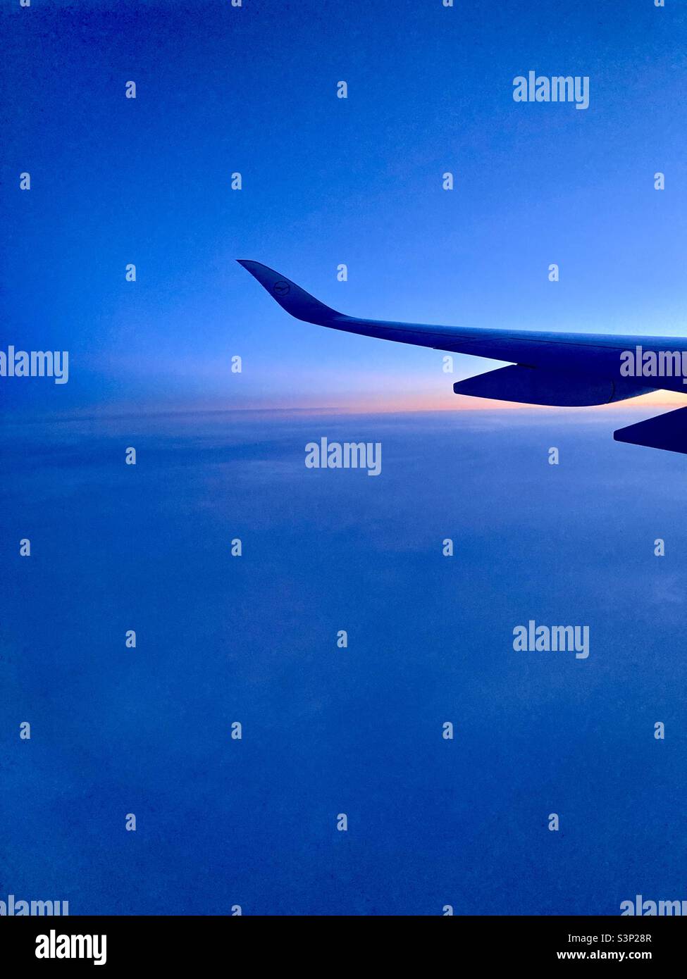 Ich Reise wieder, endlich, auf meinem Weg nach Nizza, Frankreich, wo ich den Sonnenaufgang beobachten konnte. - Smartphone-aufgenommenes Stockfoto