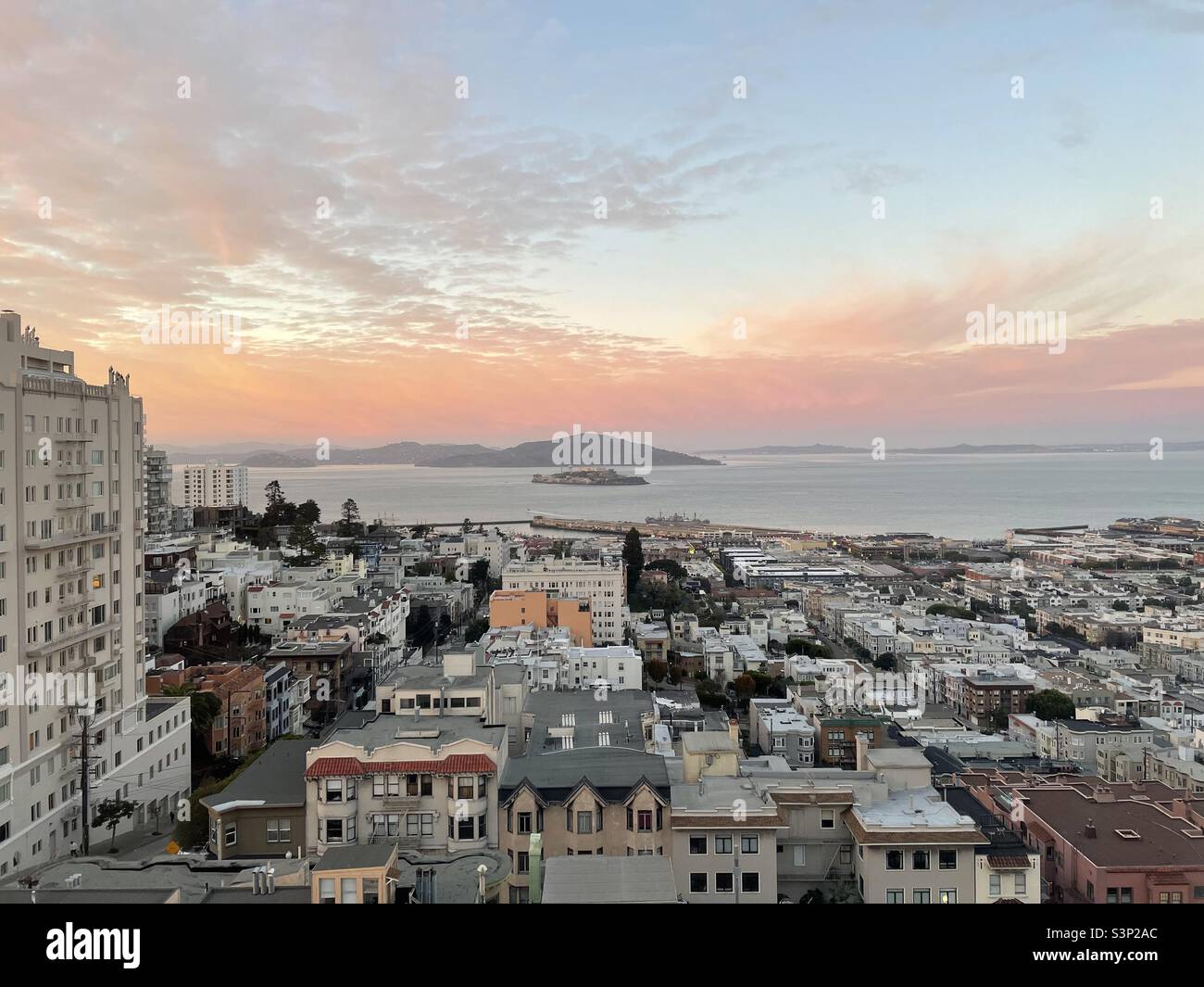 Blick auf die Bucht von San Francisco und die Insel Alcatraz vom Russian Hill aus Stockfoto