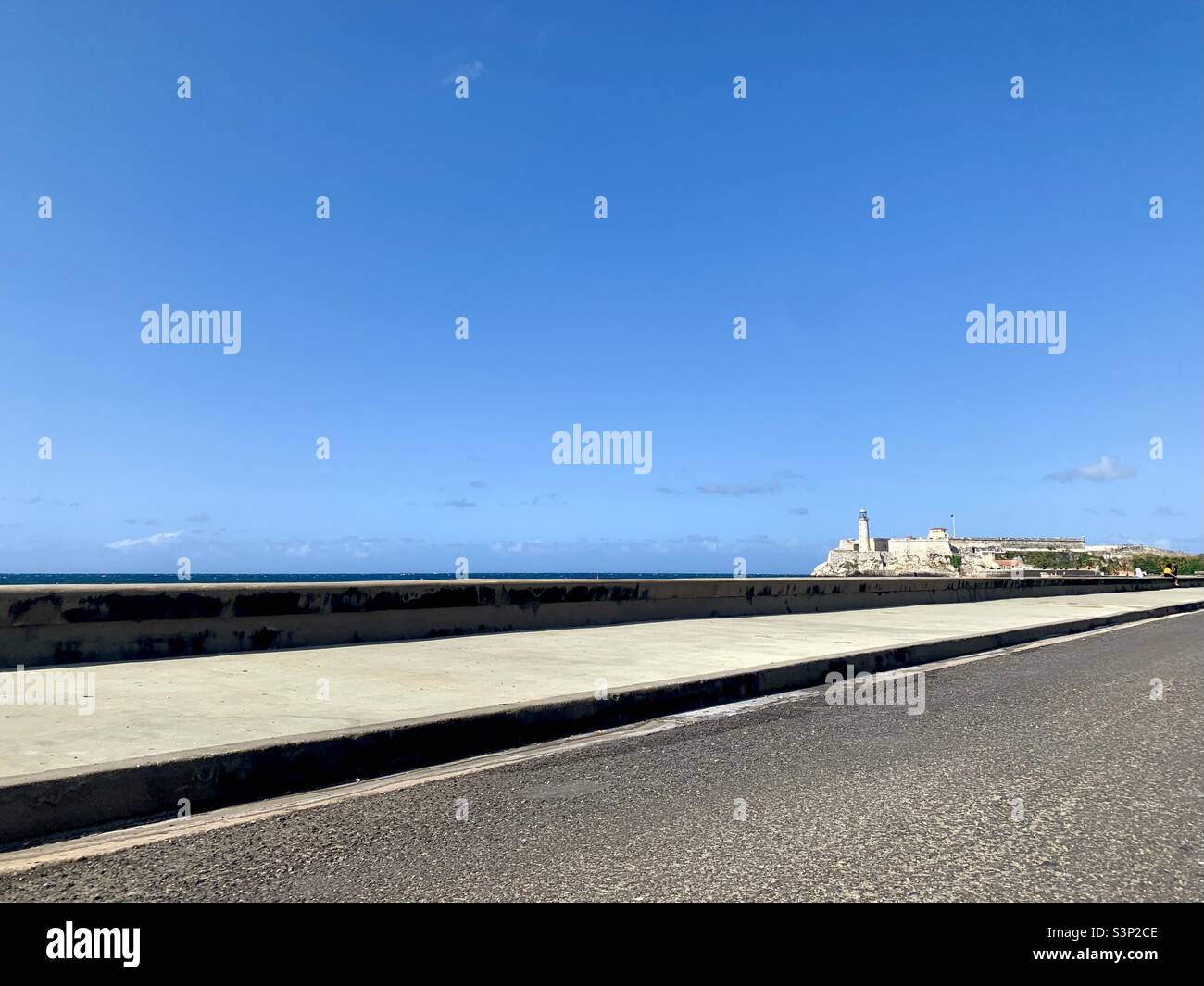 Stadtbild von Havanna. Die Meeresmauer von Havanna ‘El Malecón’. Havanna, Kuba, Karibik. März 2022. Stockfoto