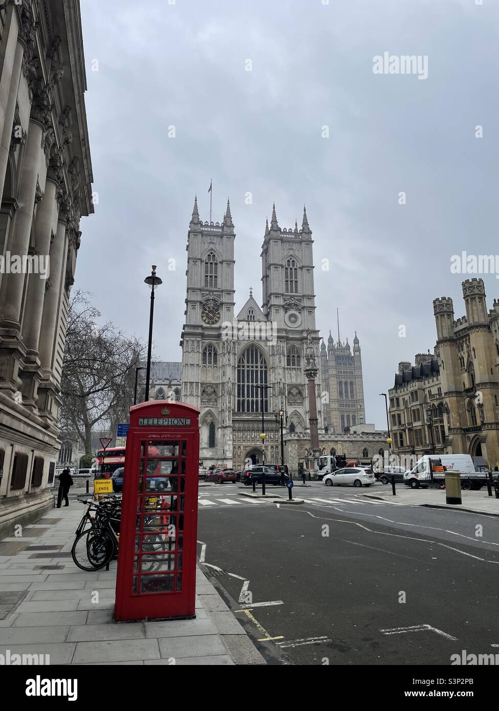 Eine rote Telefondose außerhalb von Westminster Abbey, Westminster, London, England, Großbritannien Stockfoto