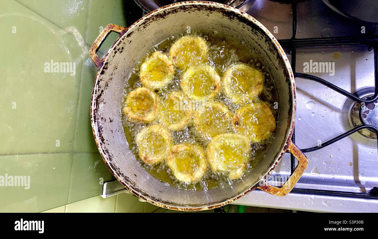 Kochbananen werden in Form von Körben gebraten. Lateinamerikanische und karibische Küche. Stockfoto
