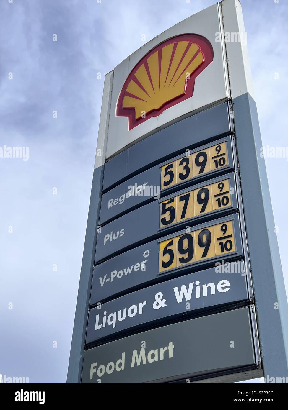 Seattle, USA. März 15. 2022. Die Shell-Station bei Wall und Denny bei der Space Needle mit Gaspreisen über $5 pro Gallone. Der russische Krieg in der Ukraine hat in Seattle zu einem erheblichen Anstieg der Gaspreise geführt - Smartphone-aufgenommenes Stockfoto