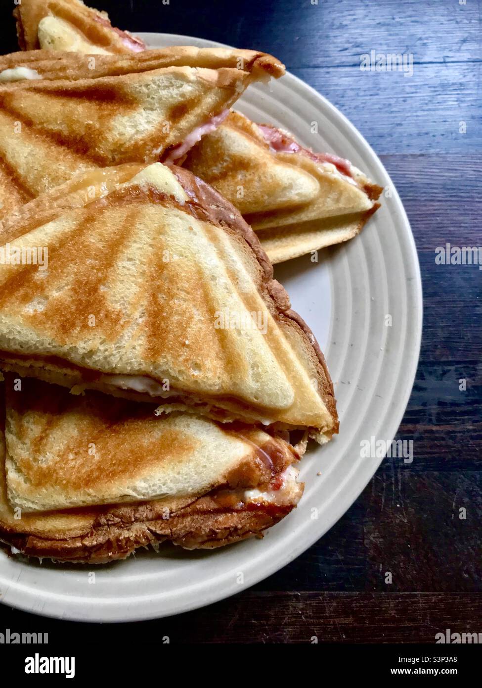 Sandwiches mit heißen gerösteten Schinken und Käse Stockfoto