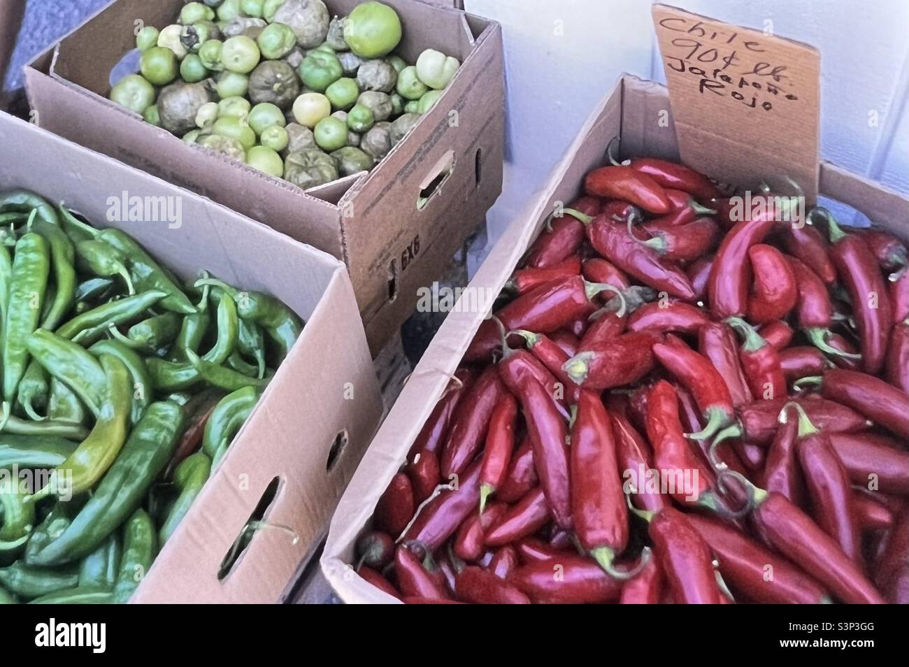 Kisten mit Chilischoten zum Verkauf Stockfoto