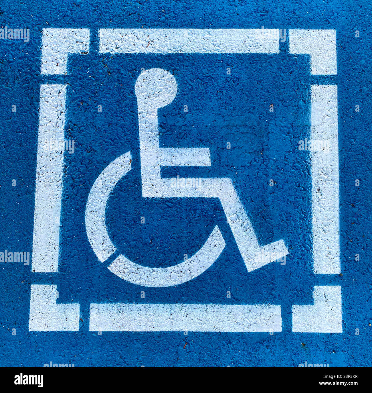 Beschilderungen für Behinderte in Blau und Weiß Stockfoto