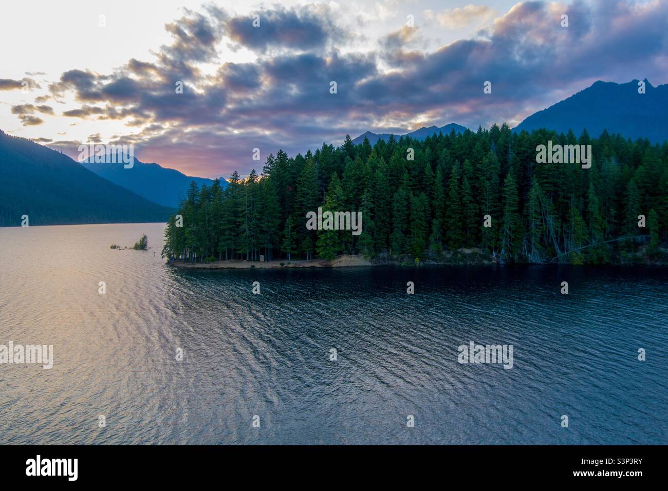 Sonnenuntergang am Lake Cushman Stockfoto
